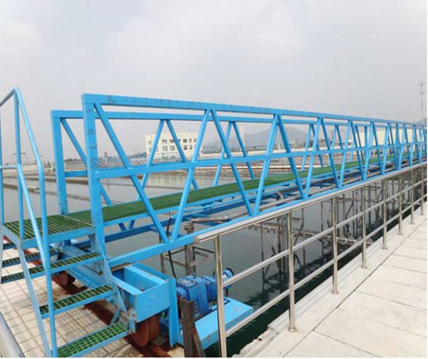 广东衍车式刮吸泥机